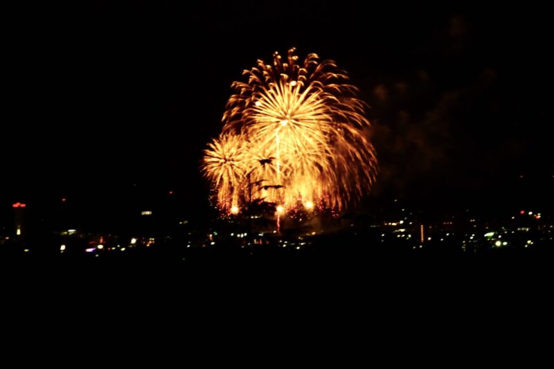 8月26日コロナ解除後初の高崎祭り花火大会が烏川沿いで開催され、夜空を彩る１万5000発が間断なく打ち上げられました。