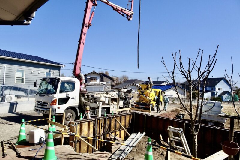 ポンプ車・生コン車到着