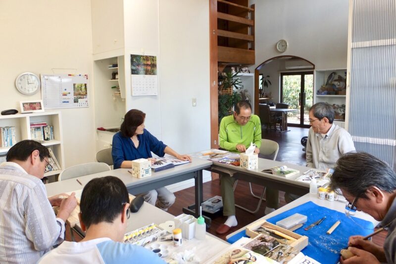 週1度、老若男女問わず3時間のバードカービングづくりを楽しんでいます